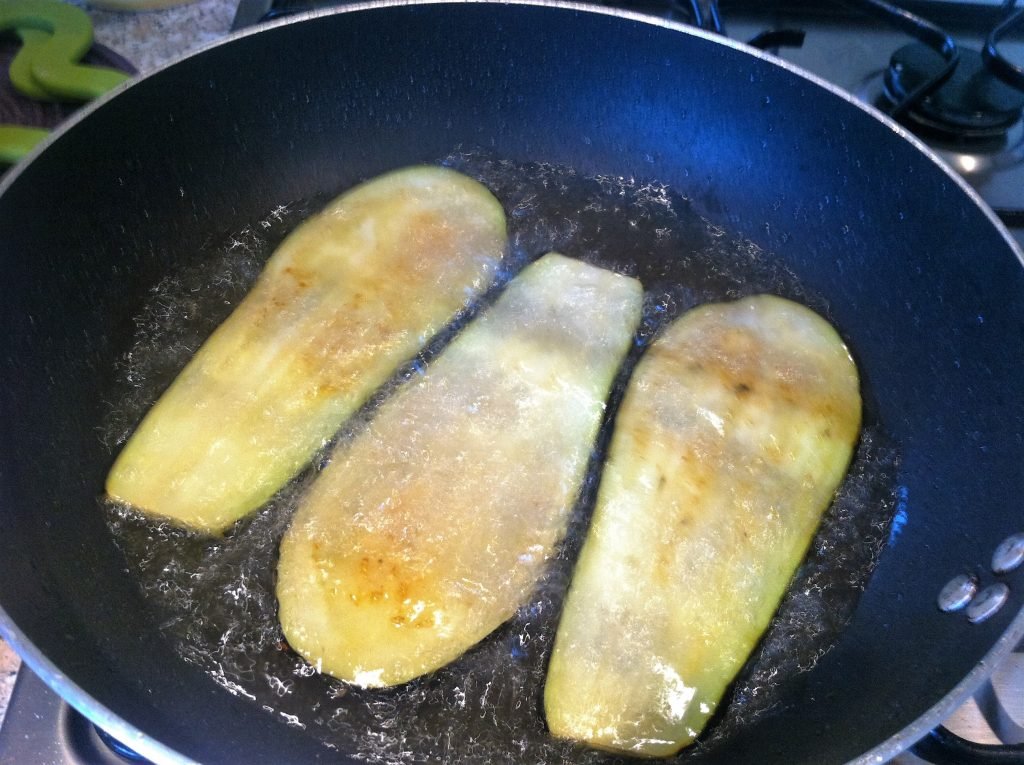 Fried aubergines for parmigiana di melanzane