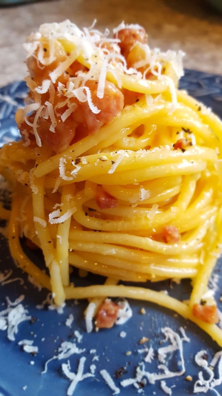 Blue plate with spaghetti alla carbonara