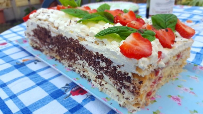 Millefoglie alle fragole with mint leaves on top